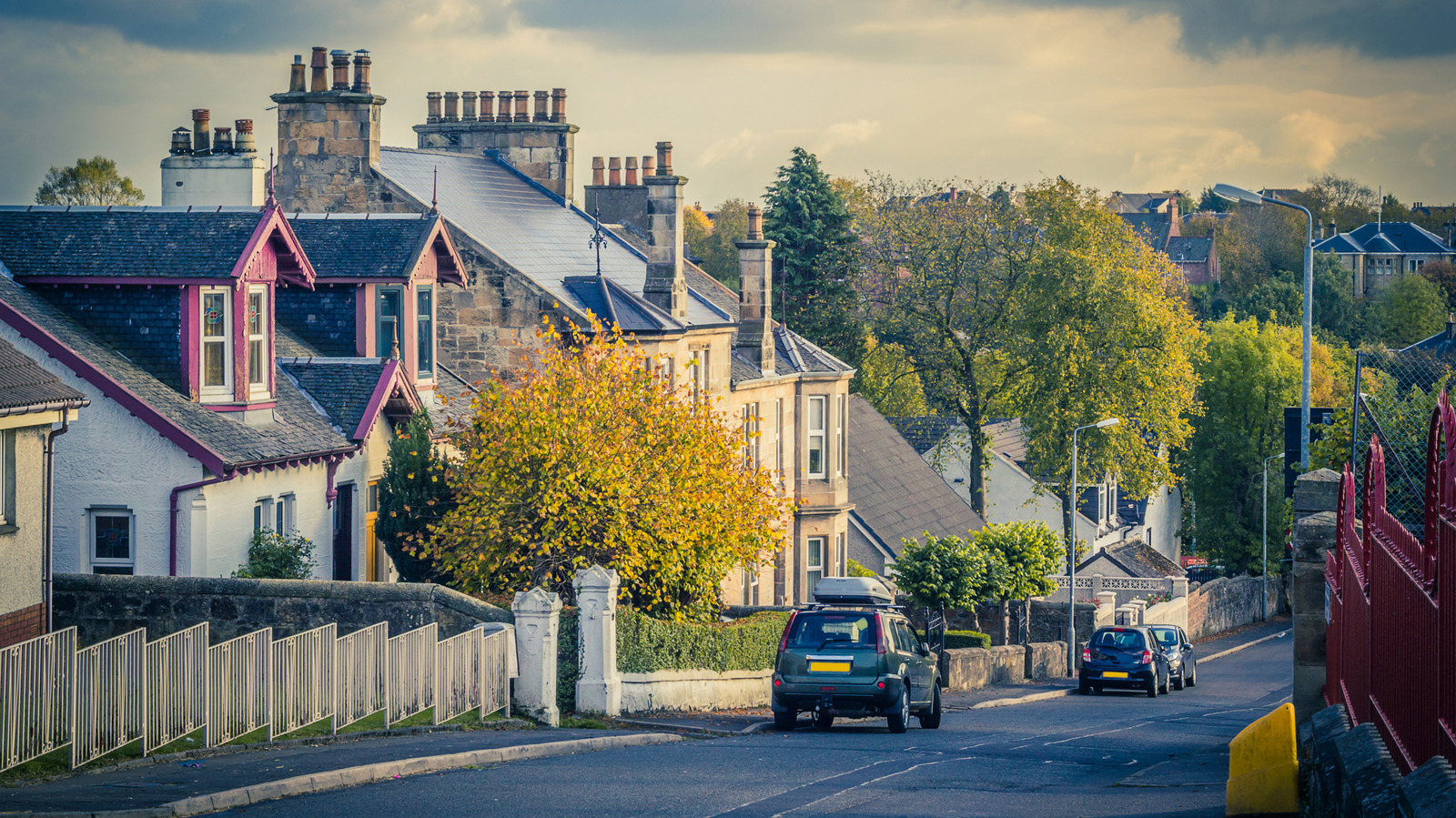 Niché entre Glasgow et Édimbourg est une ville écossaise sereine avec une vue panoramique et des rues tranquilles