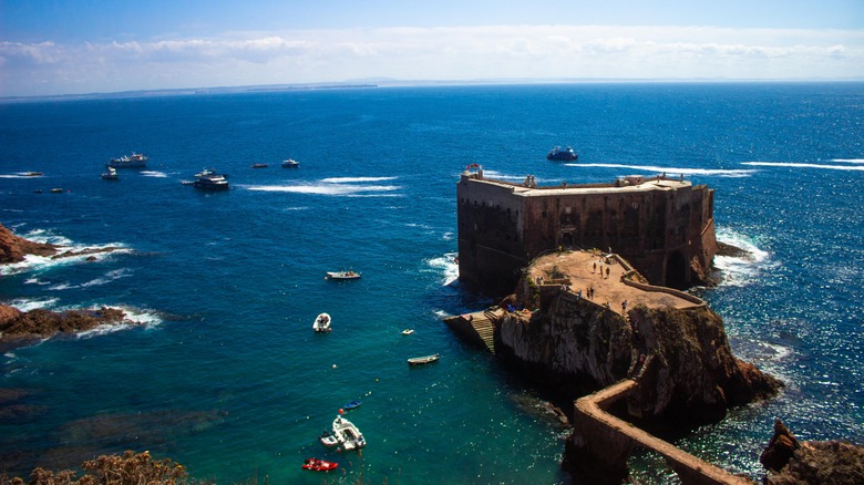 Ancien fort en pierre sur l'île en mer avec des bateaux dans l'eau