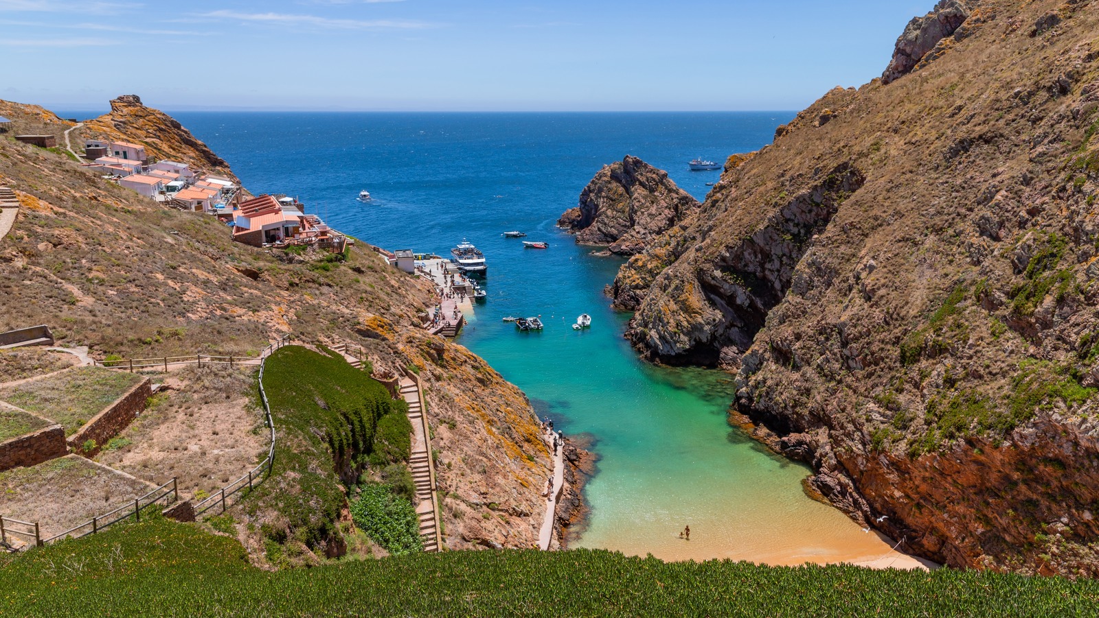 L'une des `` îles les plus précieuses '' du Portugal offre une beauté naturelle inégalée à seulement 6 miles du continent