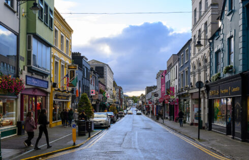 Rick Steves appelle cette destination très populaire en Irlande un `` embouteillage de bus touristiques ''
