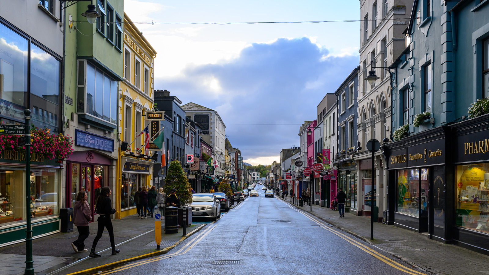 Rick Steves appelle cette destination très populaire en Irlande un `` embouteillage de bus touristiques ''