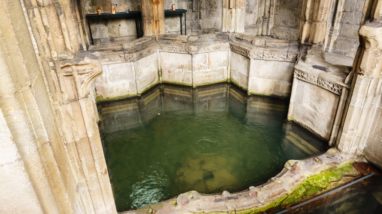 Le bassin en forme d'étoile de Saint-Winefride's Well au Pays de Galles