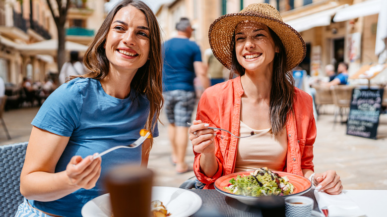 Les gens mangeant dans un café en Espagne