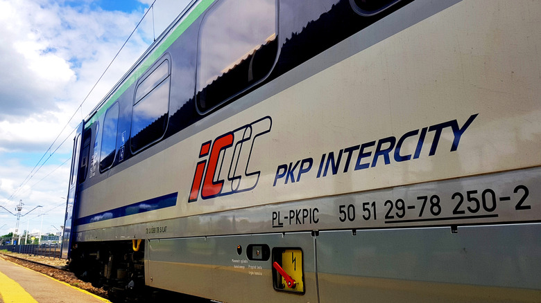 Gros plan du train polonais avec logo interurbain PKP.