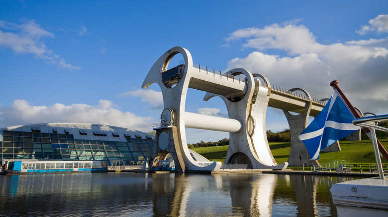 Falkirk Wheel le jour ensoleillé