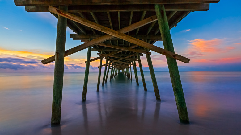 Sunset de sous la jetée de pêche Bogue Inlet à Emerald Isle, NC