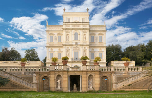 Le somptueux parc romain italien juste à l'extérieur de la ville du Vatican est un jardin public luxuriant