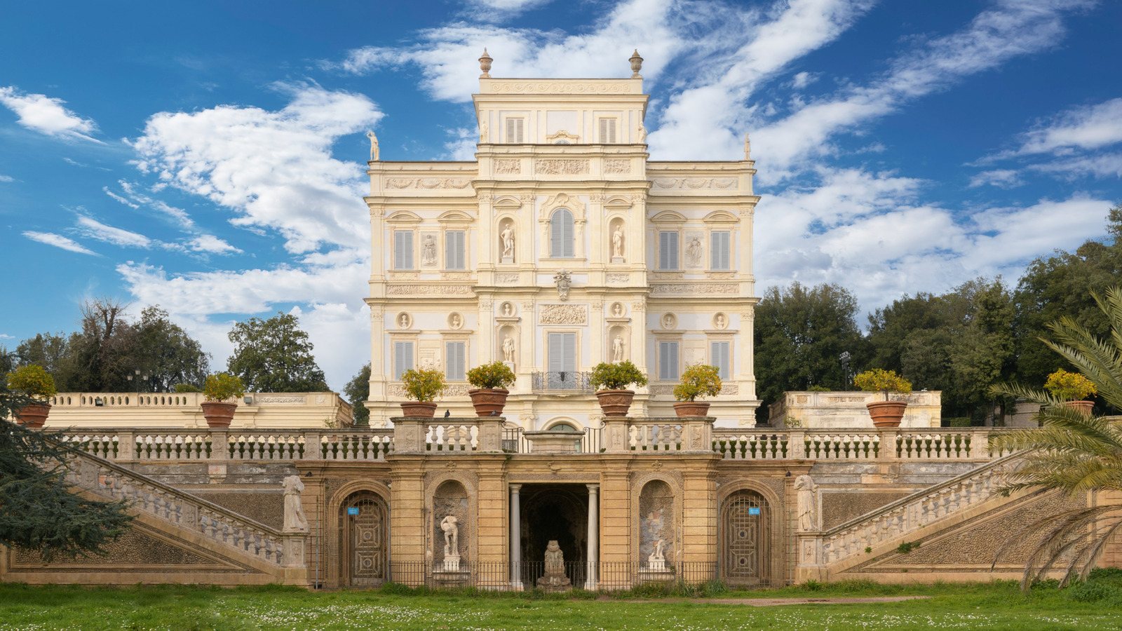 Le somptueux parc romain italien juste à l'extérieur de la ville du Vatican est un jardin public luxuriant