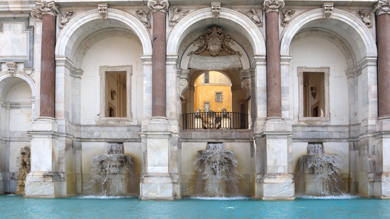 Un gros plan des arches de Fontana dell'acqua Paola à Rome
