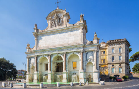Caché dans les collines de Rome est une fontaine à couper le souffle avec une vue panoramique unique en son genre