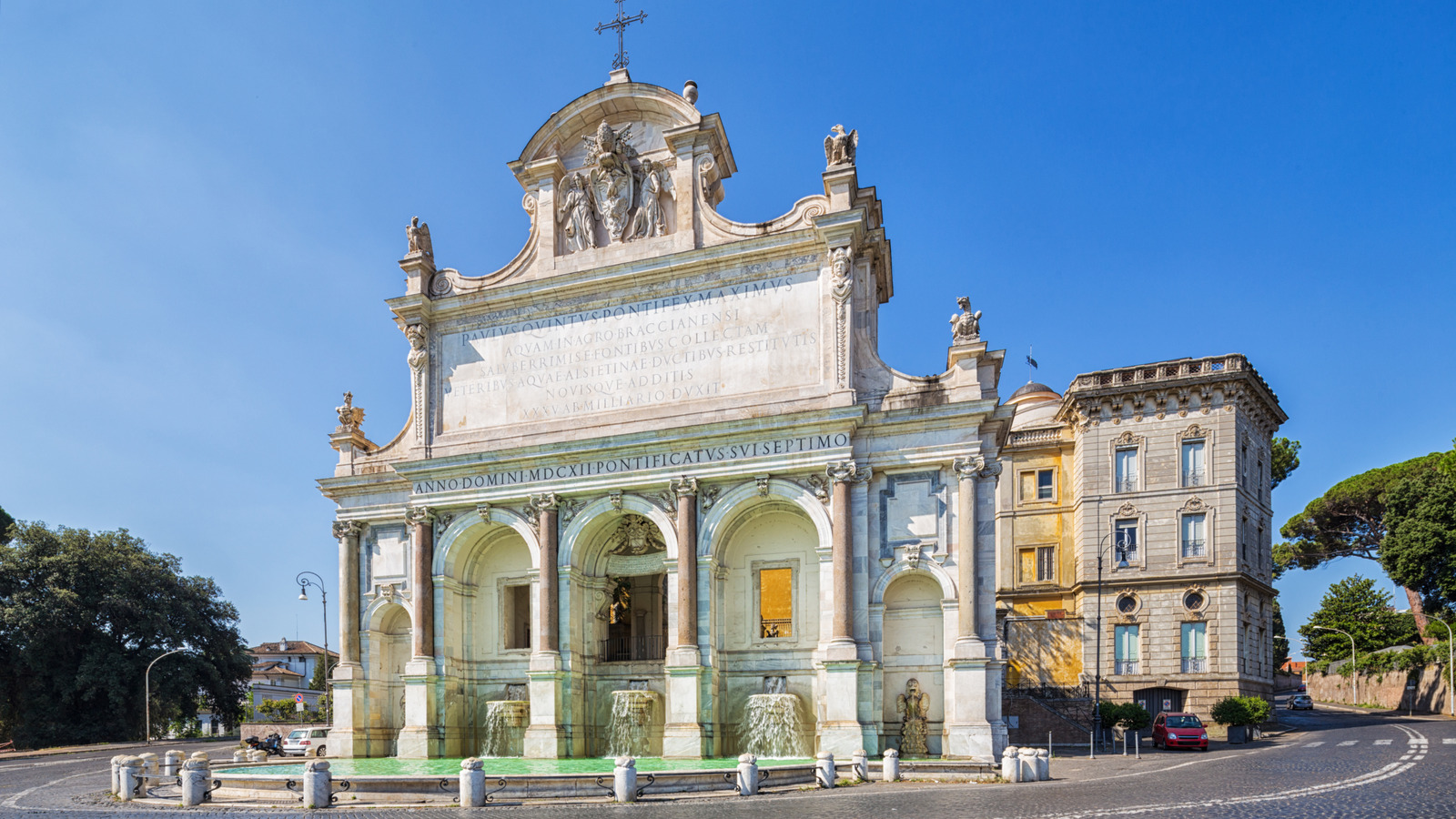 Caché dans les collines de Rome est une fontaine à couper le souffle avec une vue panoramique unique en son genre