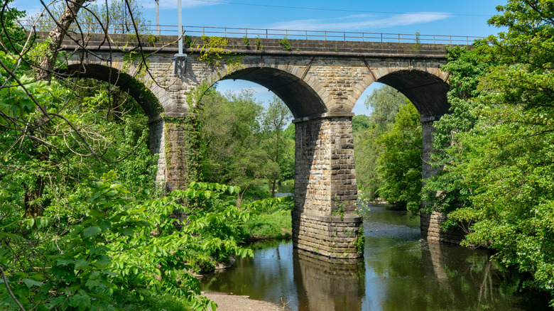 Bridge aqueduc sur la rivière en Écosse