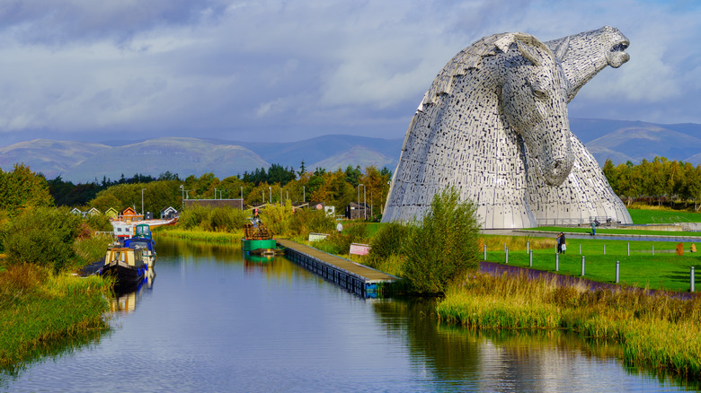 Les Kelpies, les statues de chevaux géantes, imminente sur un canal dans le centre de l'Écosse