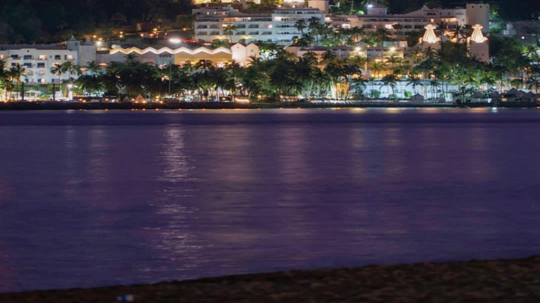 Les lumières de la ville réfléchissent sur l'eau à Manzanillo, au Mexique,