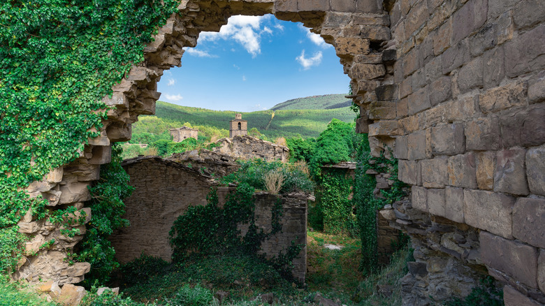 Vue à la campagne Aragon à travers les ruines