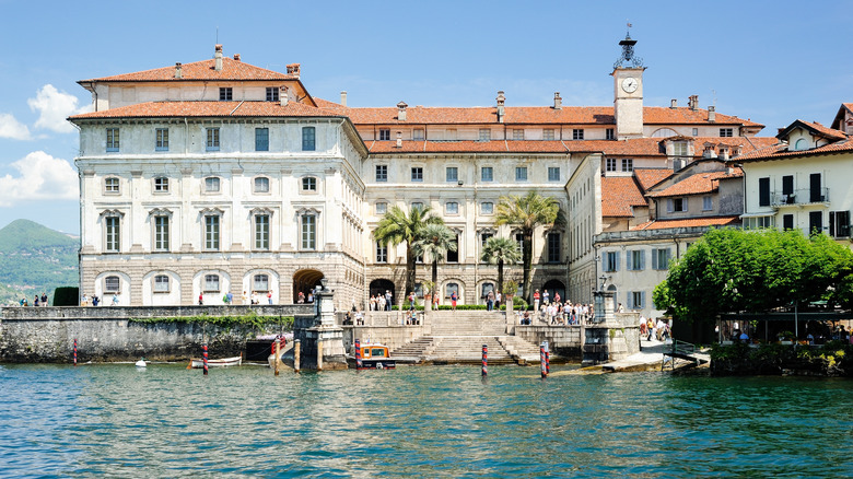 Dock de bateau devant Palazzo Borromeo sur Isola Bella