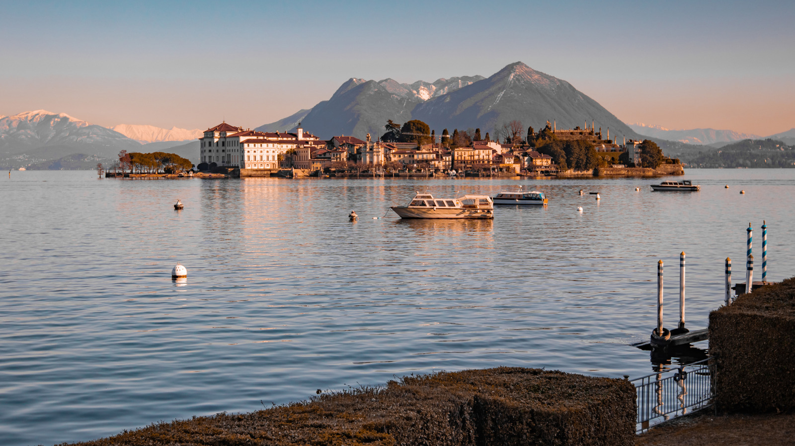 Le paradis italien enchanteur rempli de jardins et d'élégance est surtout connu sous le nom de «belle île»