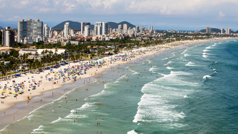 Praia da ENSEADA avec beaucoup de foules à Guarujá, Brésil