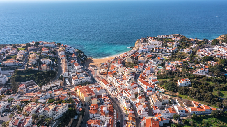 Vue aérienne de la ville de Carvoeiro et de l'océan au-delà