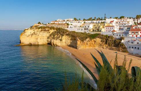 Le village trempé du Soleil du Portugal est un paysage de rêves d'été vivant de falaises de calcaire et de plages d'or