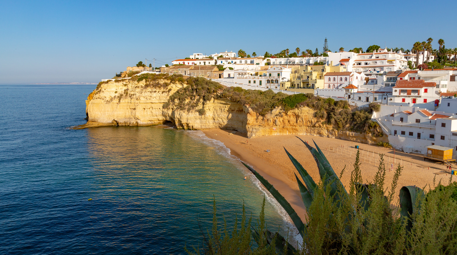 Le village trempé du Soleil du Portugal est un paysage de rêves d'été vivant de falaises de calcaire et de plages d'or
