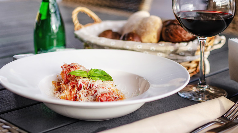 Pâtes dans une trattoria à Rome