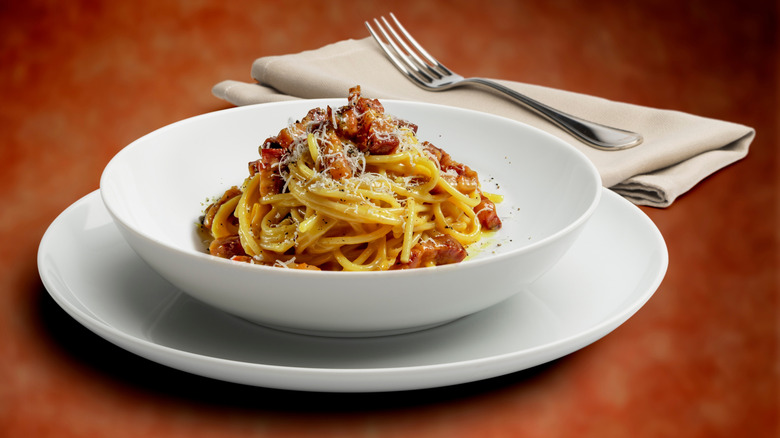 Assiette de spaghetti carbonara sur une table en bois