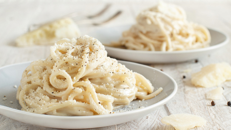 Plaques de cacio e pepe sur une nappe blanche