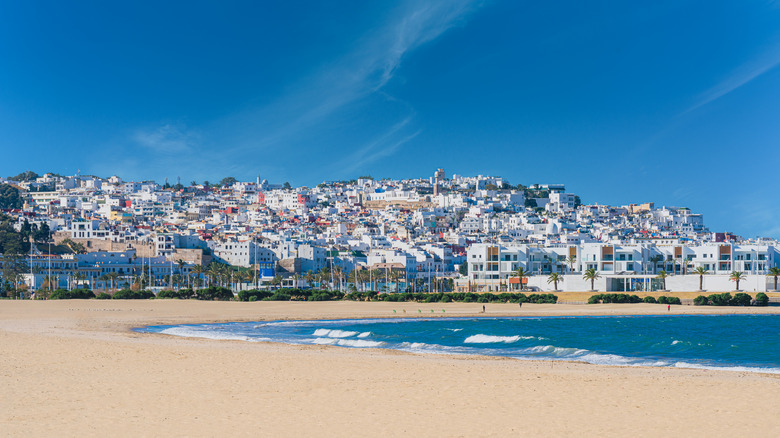 Plage Tanger avec la Médine blanche en arrière-plan