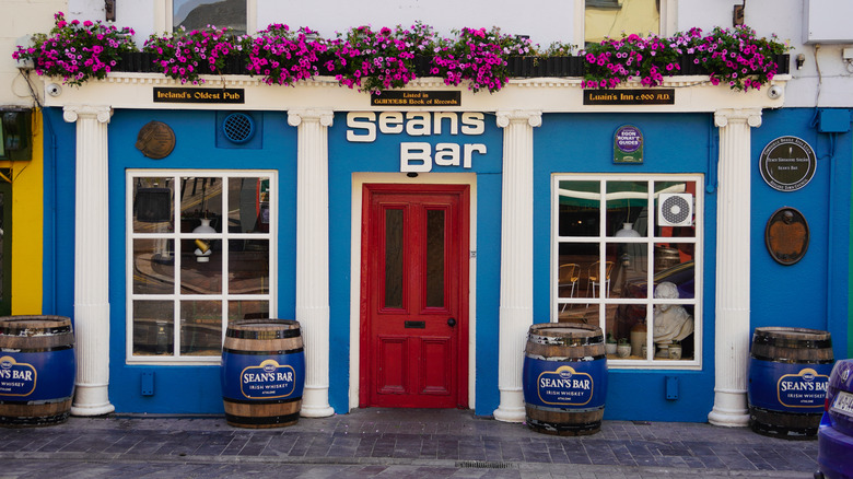 L'extérieur bleu de Sean's Bar à Athlone, Irlande