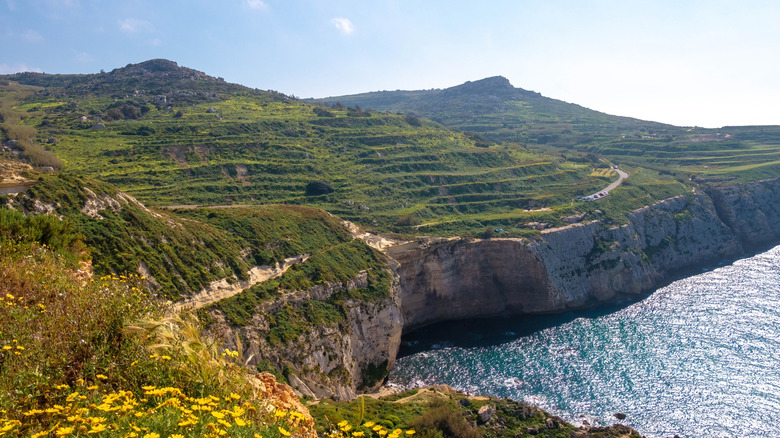 La baie de Fomm Ir-Riħ un jour de printemps à Mgarr, Malte