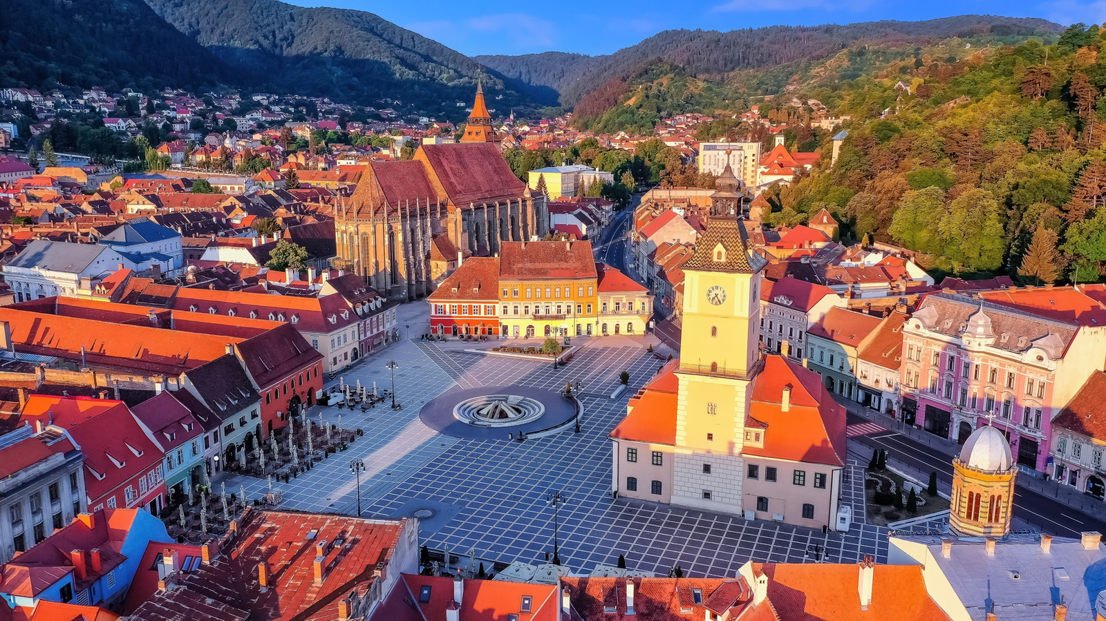 La meilleure base pour explorer la Roumanie est une ville de conte de fées moins abordable et moins touristique dans les collines boisées