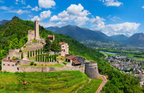 Une belle ville dans les Alpes italiennes paie les gens pour y déménager, mais est-ce trop beau pour être vrai?
