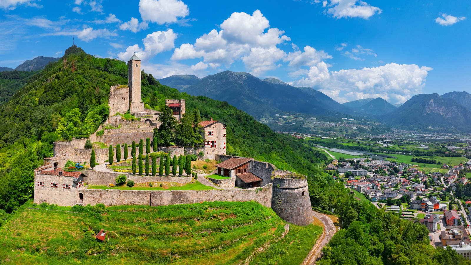 Une belle ville dans les Alpes italiennes paie les gens pour y déménager, mais est-ce trop beau pour être vrai?