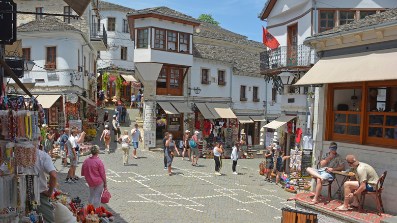 Bâtiments blancs de la vieille ville à Gjirokaster