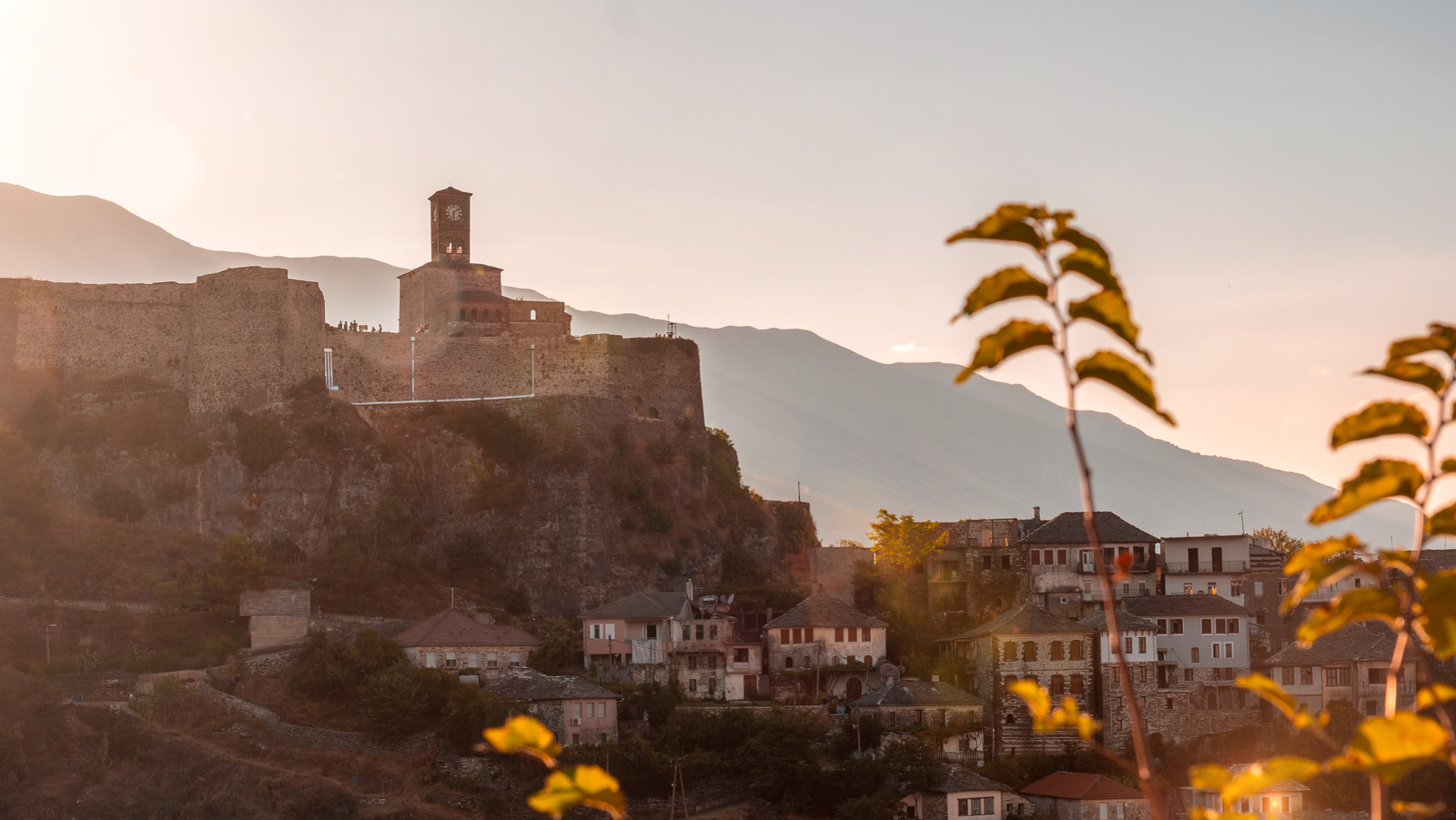 La charmante «ville» de pierre de l'Albanie est connue pour son château, ses rues pavées et sa délicieuse cuisine