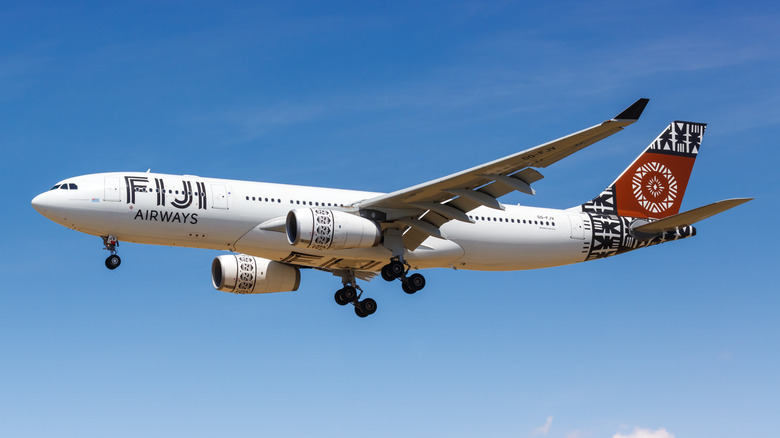 Un avion des Fidji Airways volant en l'air