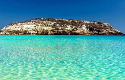 La plus belle plage d'Italie pour 2025 est une tranche de paradis claire en cristal avec des tortues et des falaises