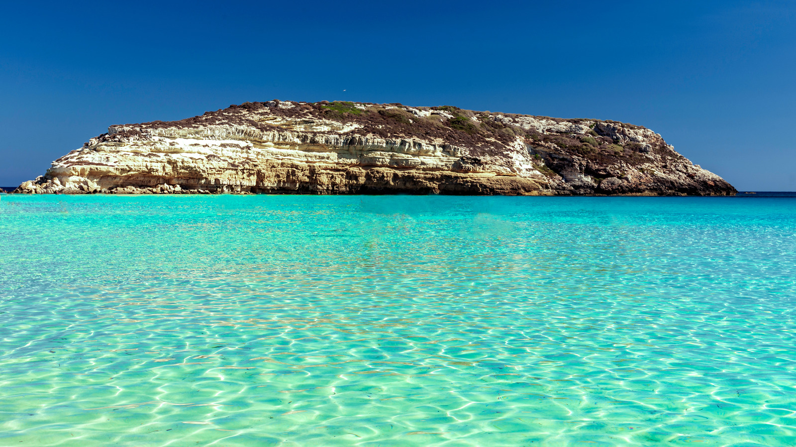 La plus belle plage d'Italie pour 2025 est une tranche de paradis claire en cristal avec des tortues et des falaises