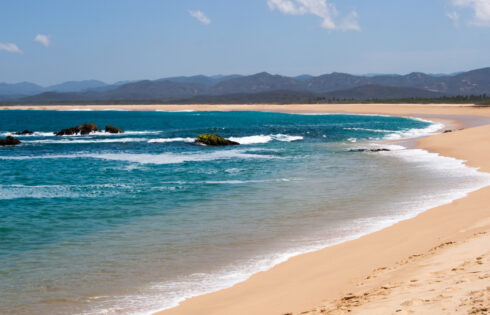 Une plage captivante cachée le long de la côte de Jalisco offre une escapade tranquille au Mexique