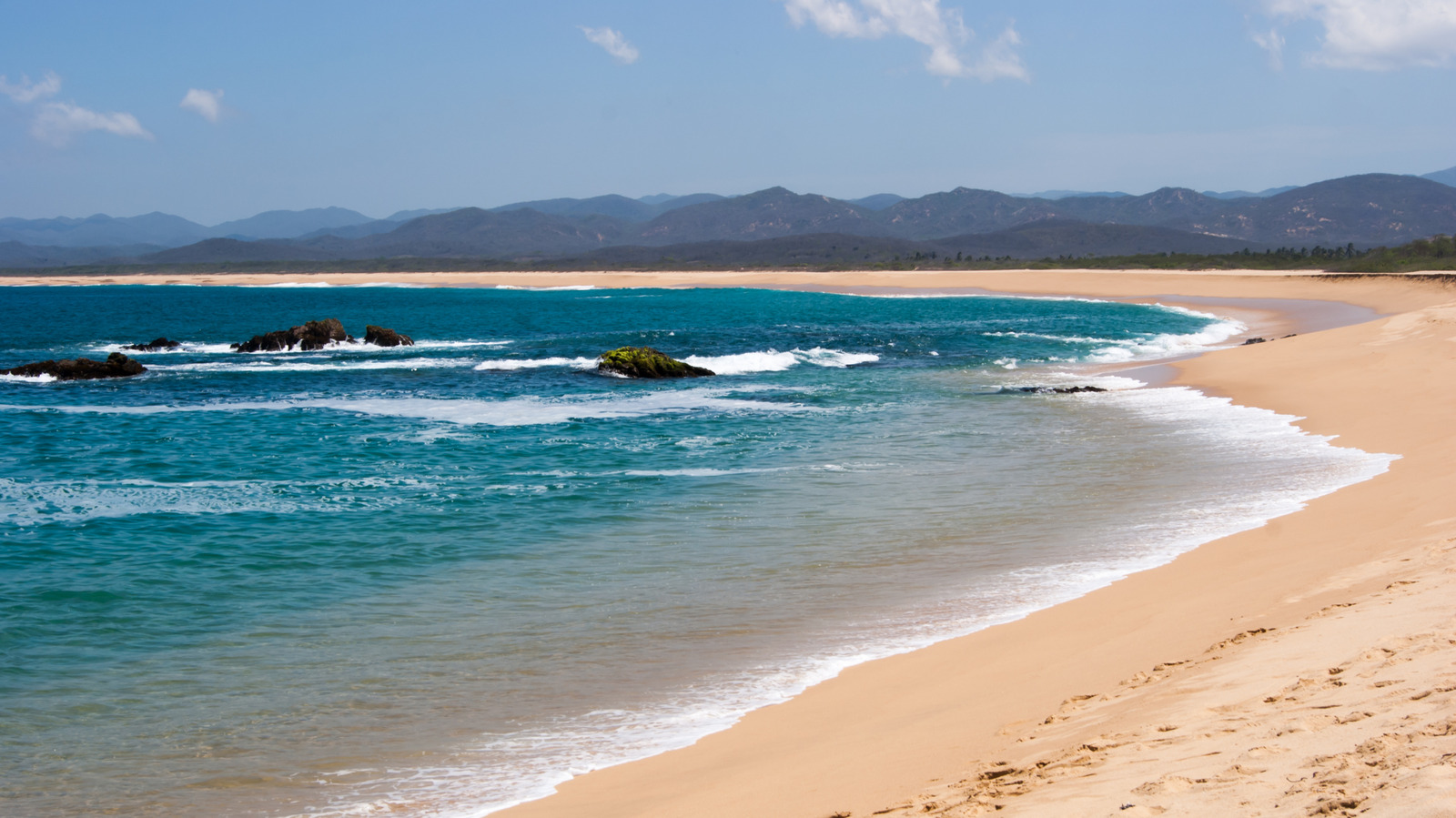 Une plage captivante cachée le long de la côte de Jalisco offre une escapade tranquille au Mexique