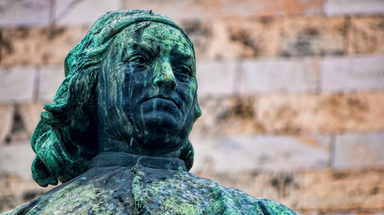 Chef d'une statue en pierre usée de Pietro Pérugino