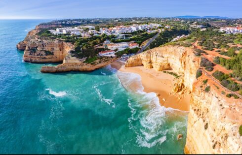 La plage secrète la mieux gardée du Portugal est un paradis caché de falaises, de sables dorés et d'eau calme