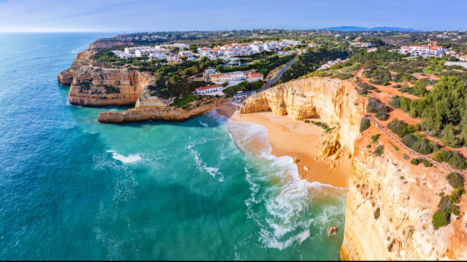 La plage secrète la mieux gardée du Portugal est un paradis caché de falaises, de sables dorés et d'eau calme