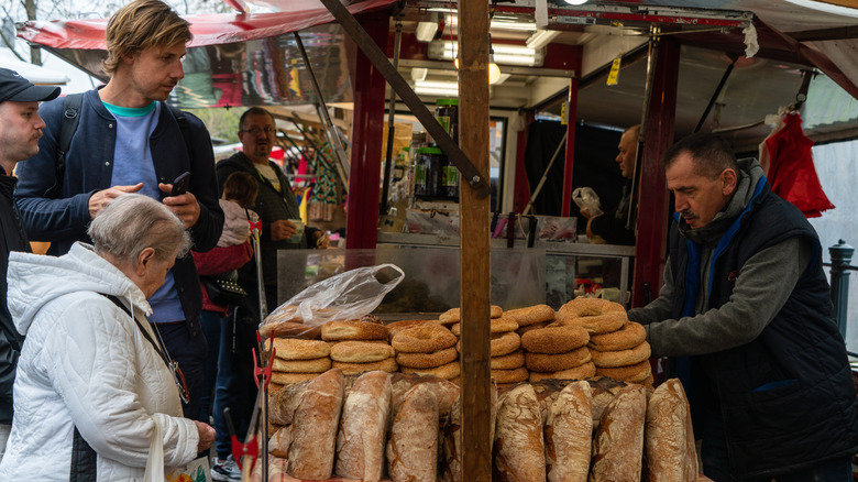 Les gens qui achètent du pain frais sur le marché des aliments à Berlin