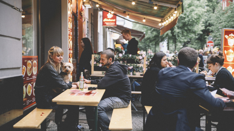 Patrons dînant à l'extérieur du restaurant de Berlin