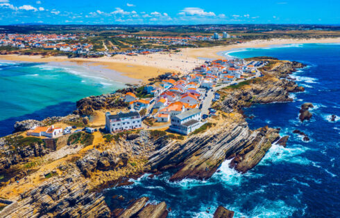 Niché au large de la côte du Portugal se trouve une plage secrète de l'île avec un surf de classe mondiale et un luxe décontracté