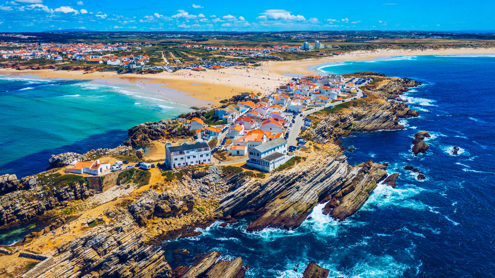 Niché au large de la côte du Portugal se trouve une plage secrète de l'île avec un surf de classe mondiale et un luxe décontracté