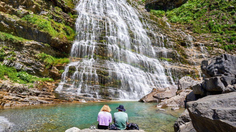 Couple profitant de la cascade cola de caballo à Ordesa y Monte Perdido National Park, Espagne