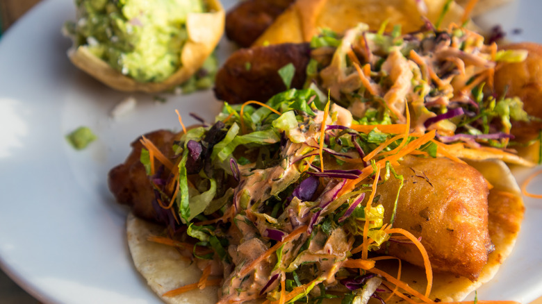 Tacos de poisson battu en garni de salade de chou et de salsa